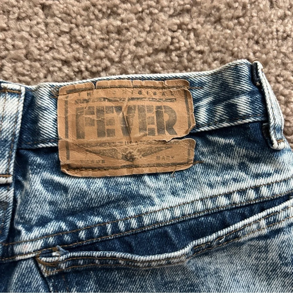 Fever Vintage Medium Wash Blue Raw Hem Button Fly Denim Jean Shorts Size 11